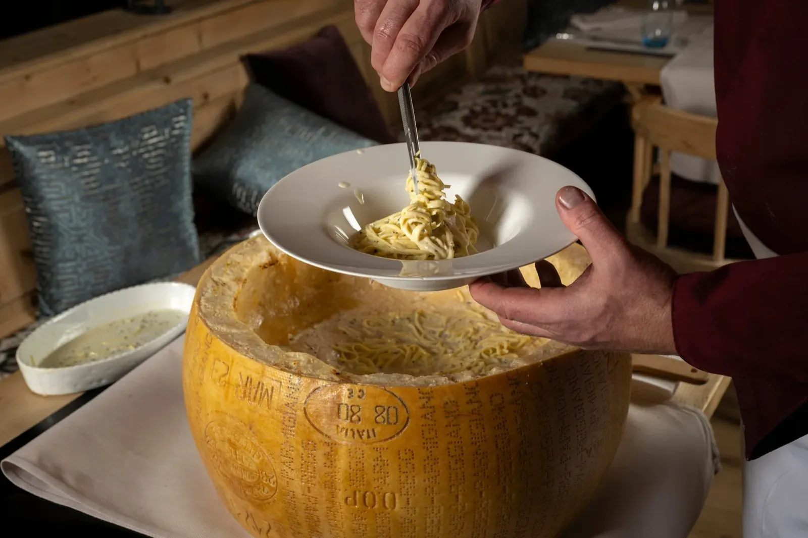 Pasta, im Parmesanlaib vollendet