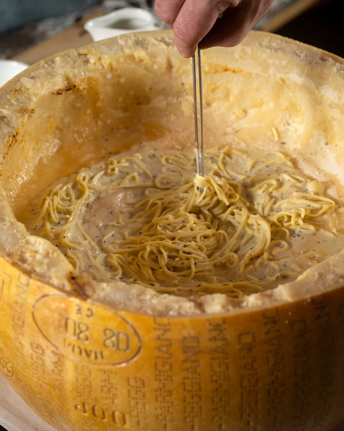 Pasta, im Parmesanlaib vollendet