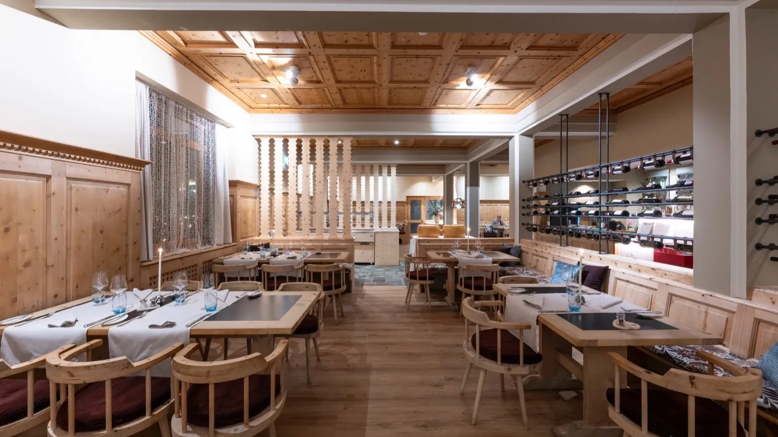 Ein zum Abendessen gedeckter Tisch in der Arvenstube