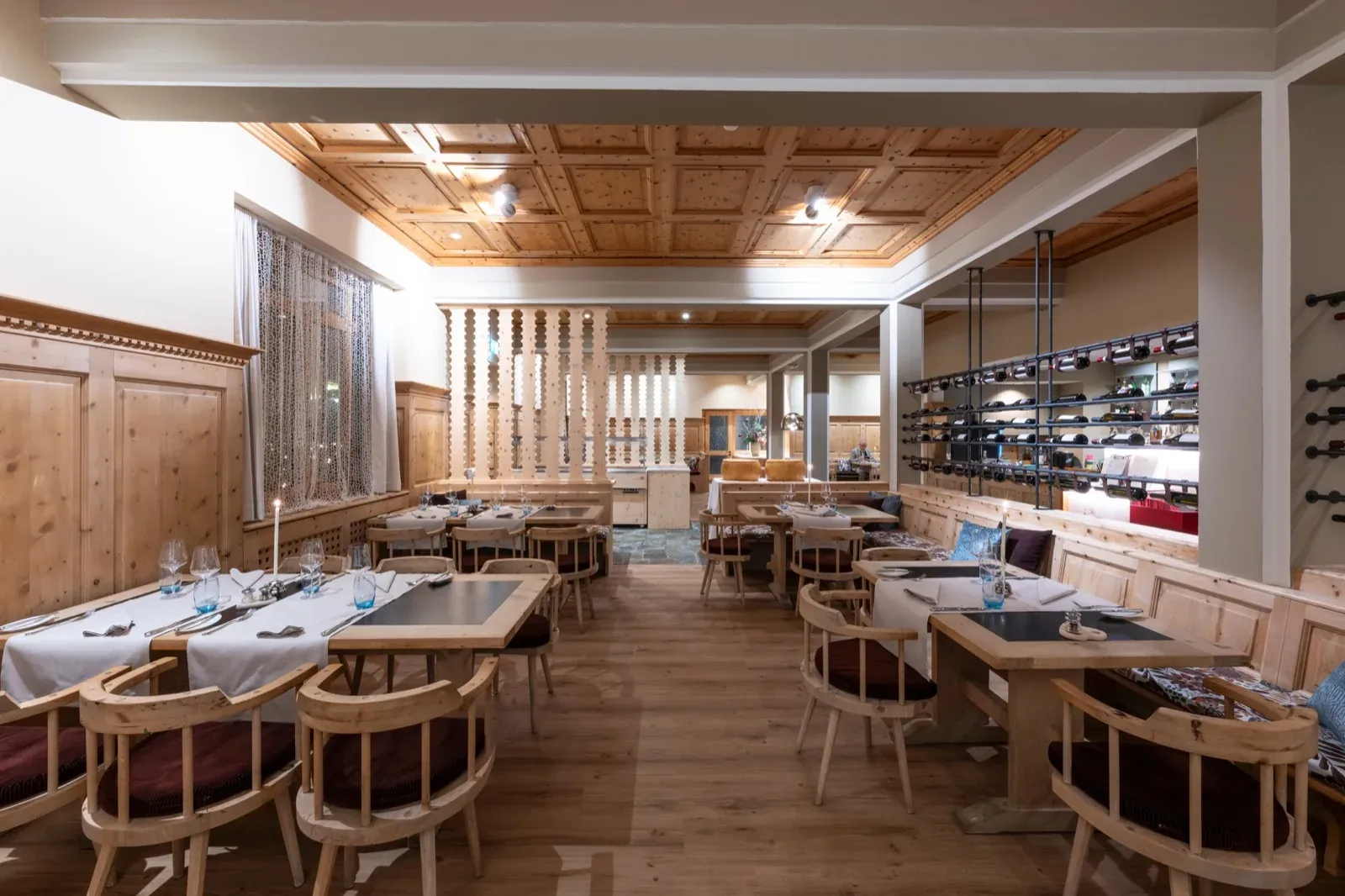 Ein zum Abendessen gedeckter Tisch