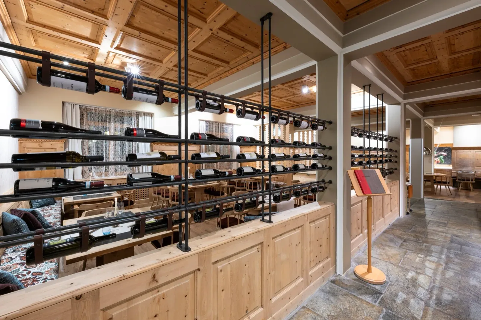 Das Weinregal im Gastraum